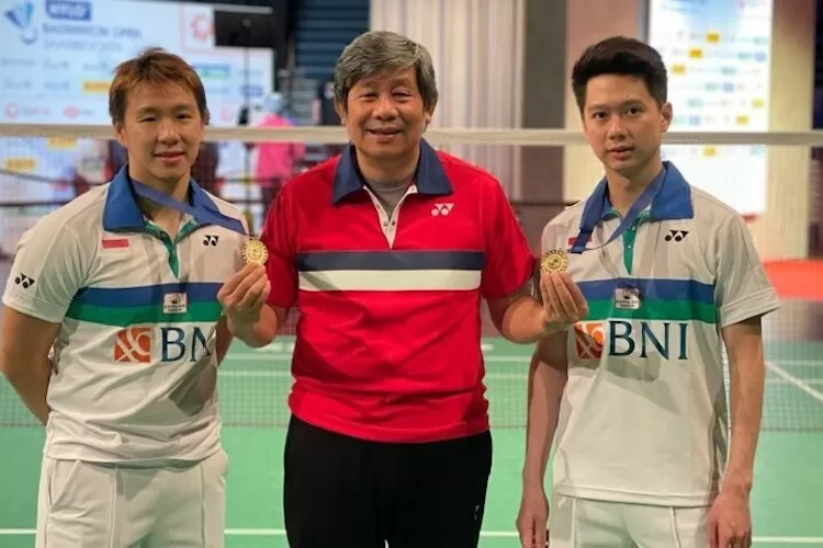 Pelatih ganda putra Indonesia Herry IP berpose bersama Marcus Fernaldi Gideon (kiri) dan Kevin Sanjaya Sukamuljo setelah Minions menjadi juara Hylo Open, Jerman 2021. (Herry IP/Instagram)  