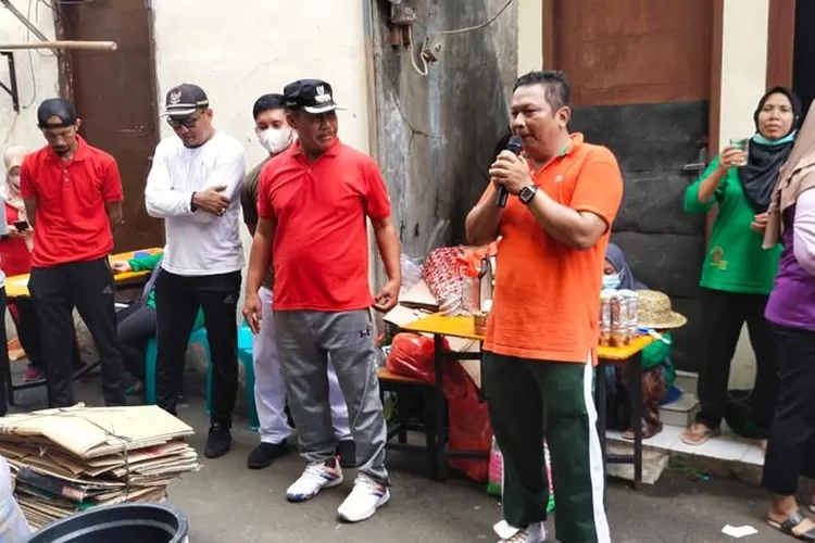 SAMBUTAN : Lurah Krukut R Agus Muhammad didampingi Camat Limo Sudadih dan stakeholder sedang memberikan arahan di Bank Sampah Meli di RT6/7 Kelurahan Krukut, Limo Kota Depok. ISTIMEWA