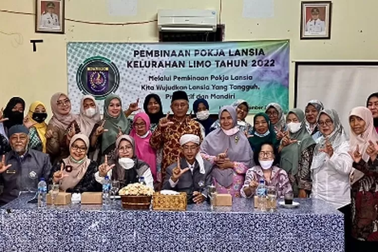 PEMBINAAN : Puluhan petugas Bina Lanjut Usia  (BKL) unit RW di wilayah Kelurahan/Kecamatan Limo Kota Depok, mengikuti kegiatan Pembinaan Pokja Lansia, belum lama ini. ISTIMEWA