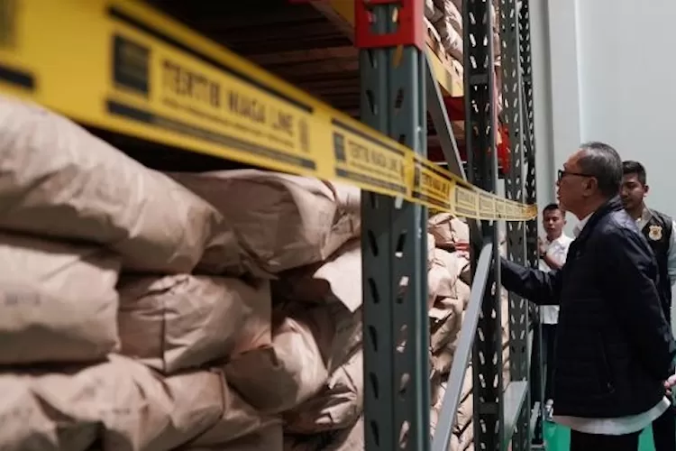  Menteri Perdagangan (Mendag) Zulkifli Hasan sita 2.735 ton bahan baku susu impor di Sentul, Bogor, Rabu (14/9). ist