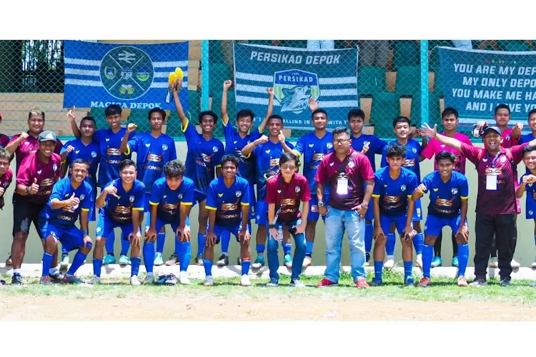 Pemilik Persikad 1999, Atet Handiyana Sihombing (tengah) bersama seluruh skuadnya. 