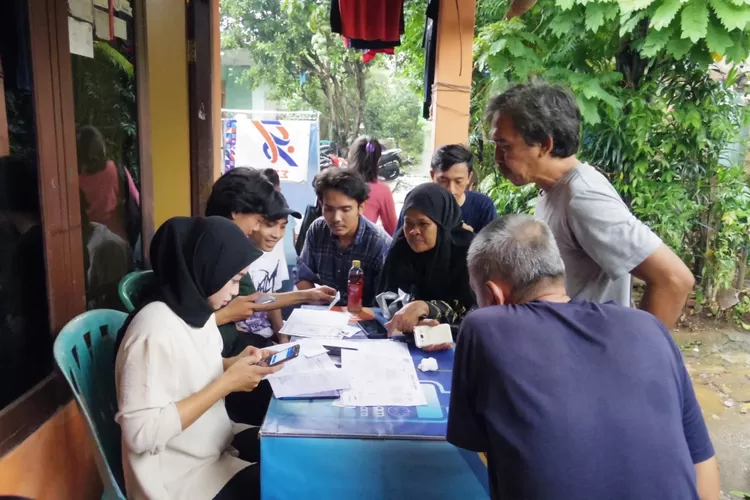 PRAKERJA : Sejumlah Warga RT9/1 Kelurahan Mampang, Kecamatan Pancoranmas Kota Depok saat verifikasi data prakerja di kediaman Ketua RT9/1 Jalan Salak 3, Kamis (22/9). ALDY RAMA/RADAR DEPOK