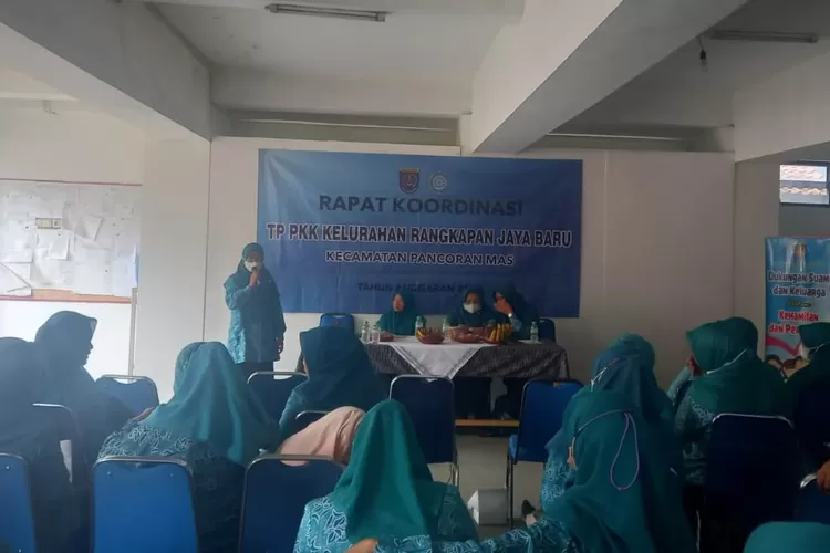 RAKOR : Saat TP PKK Kelurahan Rangkapanjaya Baru, Tapos Kota Depok menggelar rapat koordinasi di aula kelurahan, Senin (5/9). ALDY RAMA/RADAR DEPOK