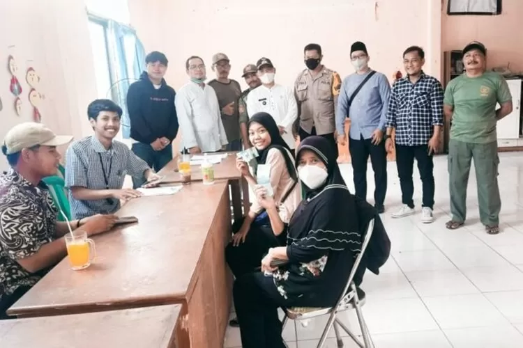 BANTUAN : Penyaluran BLT BBM di Kelurahan Ratu Jaya, Kecamatan Cipayung. ANDIKA EKA/RADAR DEPOK