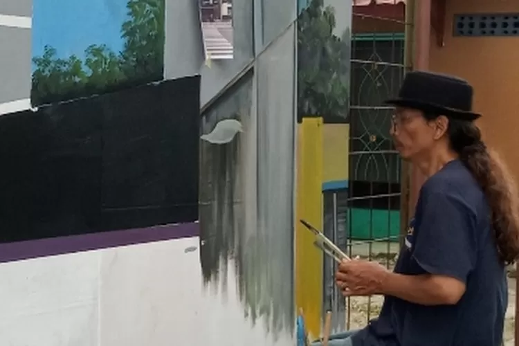 SENIMAN : Sulis Listanto sedang membuat karyanya. ANDIKA EKA/RADAR DEPOK