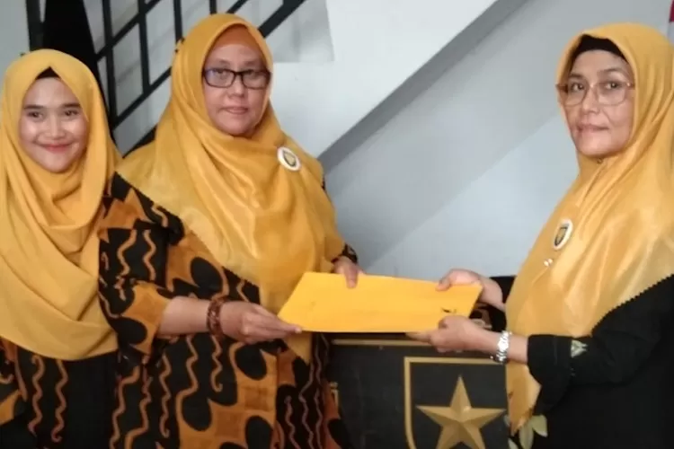 SERAHKAN SK : (kiri ke kanan) Sekretaris DPD Permata Ummat Kota Depok dr Nizzah Afina, Ketua DPD Permata Ummat Kota Depok Atika Rahima, dan Ketua DPW Permata Ummat Jawa Barat, Zulfahmi, saat penyerahan SK struktur DPD Permata Ummat Kota Depok, Kamis (23/9). ist