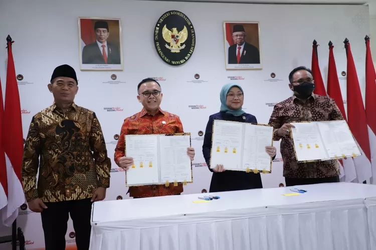 SEPAKAT : Menko Bidang Pembangunan Manusia dan Kebudayaan Muhadjir Effendy, Menteri PANRB Abdullah Azwar Anas, Menteri Ketenagakerjaan Ida Fauziyah, dan Menteri Agama Yaqut Cholil Qoumas menunjukkan SKB Libur Nasional dan Cuti Bersama 2023 yang telah ditandatangani, di Jakarta, Selasa (11/10). ISTIMEWA
