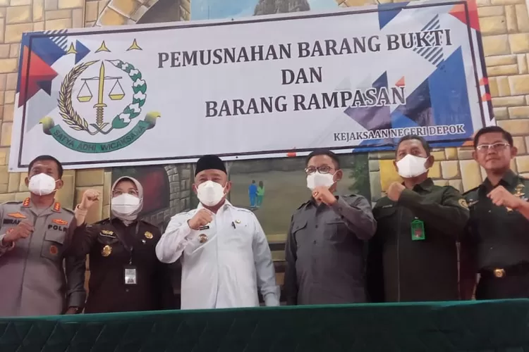 KOMPAK : Walikota Depok, Mohammad Idris ketika menunjukan kekompakannya dengan Forkopimda dalam pemusnahan barang bukti di Kejari Depok, beberapa waktu lalu. GERARD SOEHARLY/RADAR DEPOK