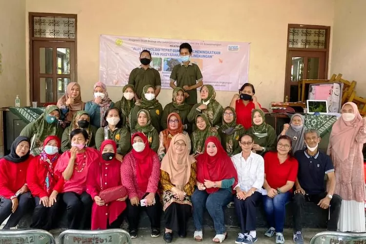 Merealisasikan Tri Dharma Perguruan Tinggi, Tim Dosen dari Program Studi Biologi FMIPA Universitas Negeri Jakarta  melaksanakan kegiatan Pengabdian Kepada Masyarakat (P2M) bekerjasama dengan PKK RW 09 Kelurahan Rawamangun Jakarta Timur.