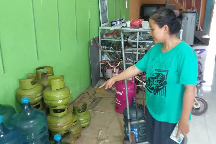 TKP : Korban, Iis Aprianti menunjukan tempat barangnya yang hilang karena di gasak maling. ANDIKA EKA/RADAR DEPOK