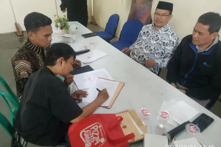 MEDISI : Mediasi antara 16 warga RT5/6 Kelurahan Jatijajar dengan PT Karabha Digdaya di aula Kecamatan Jatijajar, Minggu (24/10). ANDIKA EKA/RADAR DEPOK