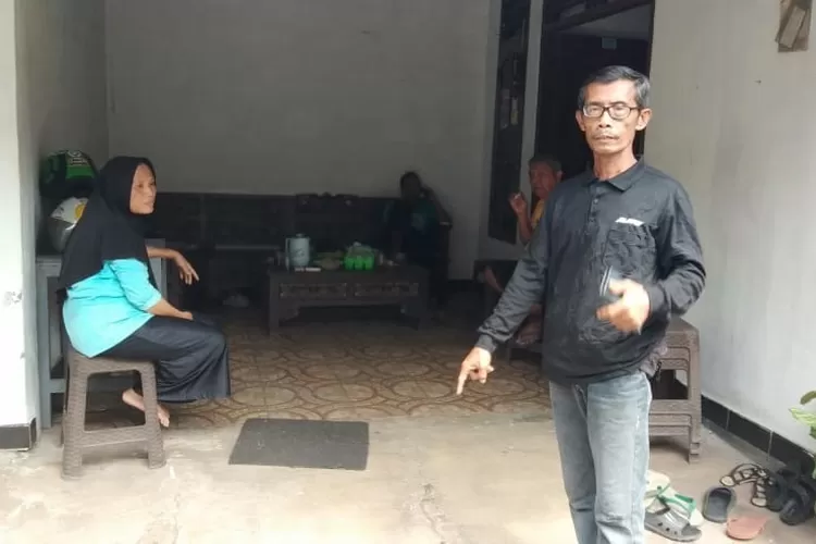 KORBAN : Mujiyana menunjukan tempat barang-barangnya sebelum digasak maling. ANDIKA EKA/RADAR DEPOK