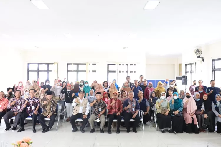 PELATIHAN : Wakil Walikota Depok, Imam Budi Hartono saat foto bersama dengan peserta WUB dan aparatur Kecamatan Tapos, dalam Pelatihan UMMK, di Kecamatan Tapos, Kamis (20/10). ANDIKA EKA/RADAR DEPOK