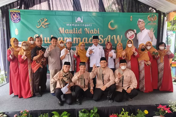 PHBI : Kepala dan guru di SDN Anyelir 1 Depok, bersama pengawas sekolah, Camat Pancoranmas, Lurah Depok Jaya saat merayakan Maulid Nabi Muhammad SAW 1444 Hijriah di SDN Anyelir 1 Depok, Rabu (19/10). RICKY/RADARDEPOK