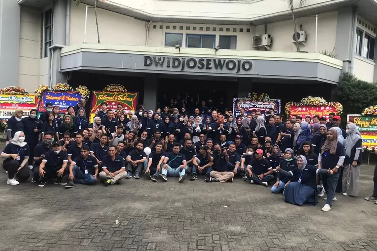 SYUKURAN : PT Enzym Bioteknologi Internusa, mengadakan kegiatan syukuran di Bumi Wiyata Depok, tepat pada hari ulang tahun yang ke 22 dari PT Enzym. Tema syukuran kali ini adalah “ Banyak Tangan Satu Pikiran”. ANDIKA EKA/RADAR DEPOK