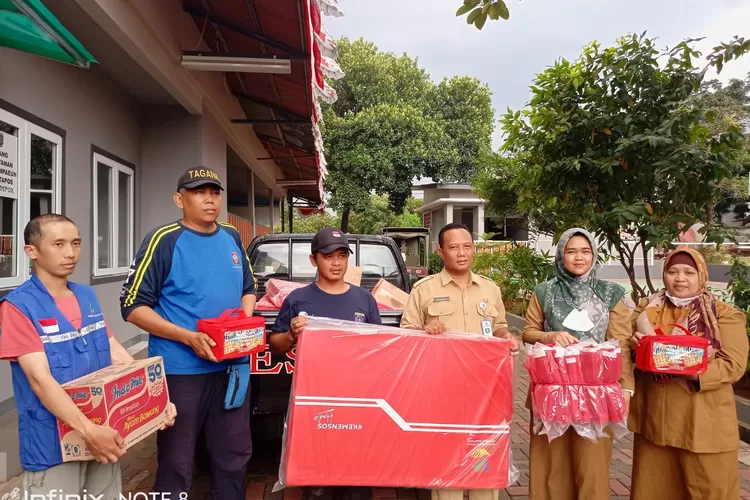 BANTUAN : Kelurahan Cimpaeun terima bantuan dari Dinas Sosial Kota Depok melalui Tagana untuk korban kebakaran yang terjadi di Jalan H Kahfi No3 RT3/9, Kelurahan Cimpaeun, Tapos, Kota Depok yang terjadi pada Senin (3/10). ANDIKA EKA/RADAR DEPOK