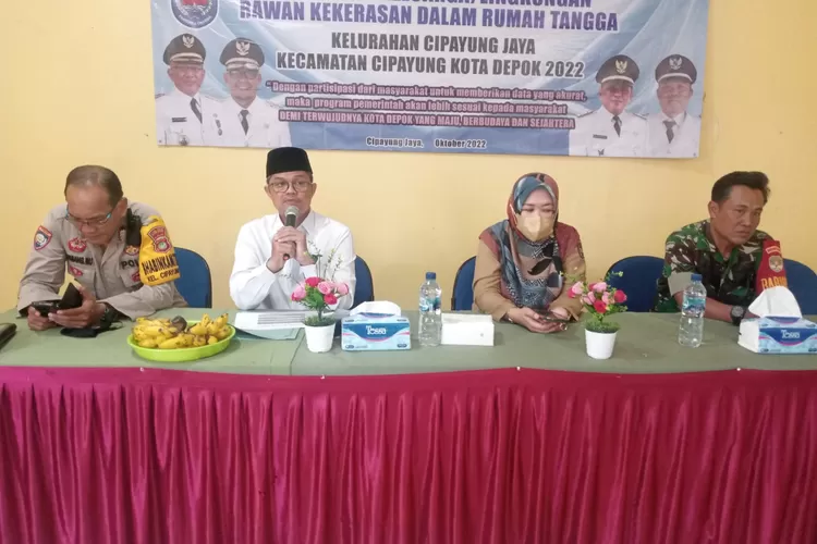  PENDATAAN : Didampingi anggota Babinkamtibmas dan Babinsa serta Kasie Kemaspel Kelurahan Cipayungjaya, Ika Mudrika, Kepala KUA Kecamatan Cipayung, Denny menjadi nara sumber pada kegiatan pendataan keluarga/lingkungan rawan  KDRT yang diadakan Kelurahan Cipayung Jaya di aula kantor kelurahan, Senin (24/10). ANDIKA EKA/RADAR DEPOK