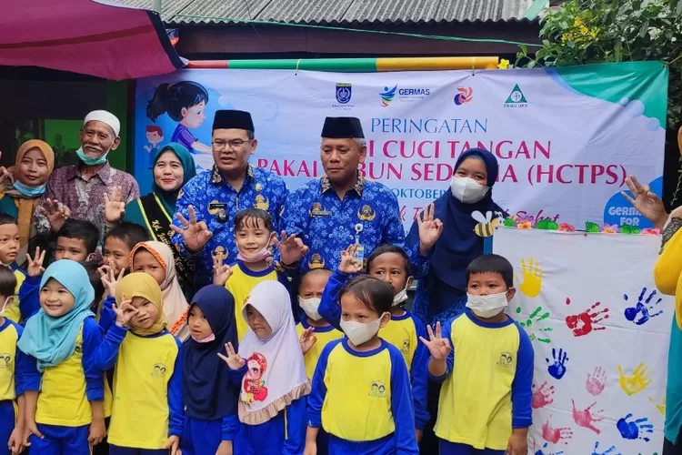 KEGIATAN : Kelurahan Jatijajar adakan kegiatan Gerakan Masyarakat Hidup Sehat untuk Anak Indonesia Kuat Depok Sehat atau Germas Kiddos dalam rangka Peringatan Hari Cuci Tangan Pakai Sabun Sedunia (HCTPS) di PAUD Assalam, Kelurahan Jatijajar, Kecamatan Tapos, Senin (17/10). ANDIKA EKA/RADAR DEPOK