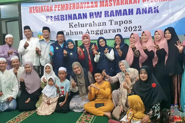 BANTUAN : Penyerahan dilakukan secara simboli soleh Lurah Ratu Jaya, Bambang Sugiarto kepada 4 anggota Pekka di depan Kantor Kelurahan Ratujaya, Kecamatan Cipayung. ANDIKA EKA/RADAR DEPOK