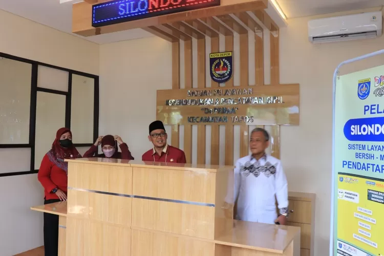 PERSIAPAN : Wakil Walikota Depok, Imam Budi Hartono saat mengecek Persiapan launching dan Gebyar Layanan Disdukcapil Tingkat Kecamatan se-Kota Depok (Gladis Tiktok) di Kantor Kecamatan Tapos. Pelayanan dibuka Kamis (20/10) dan Sabtu (22/10). ANDIKA EKA/RADAR DEPOK
