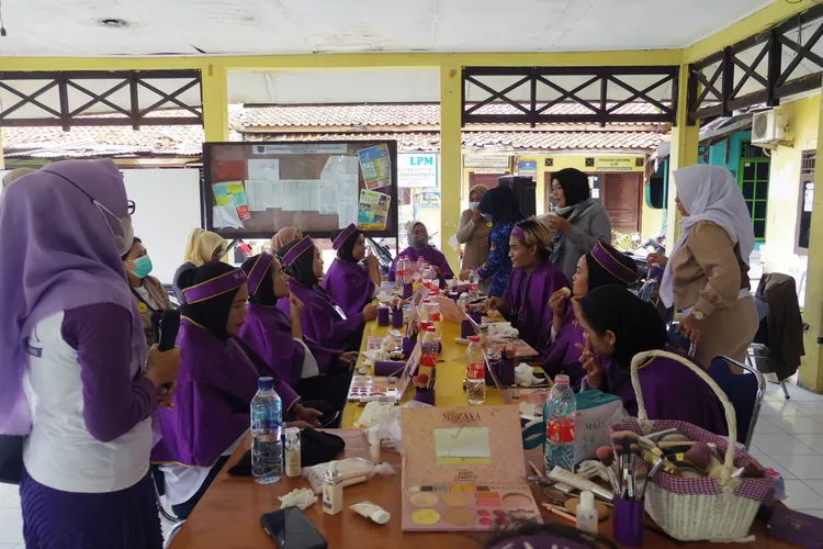TATA RIAS : Ketika peserta dari Kelurahan Rangkapanjaya mengikuti pelatihan tata rias kecantikan di aula Kelurahan Rangkapanjaya, Senin (17/10). ALDY RAMA/RADAR DEPOK