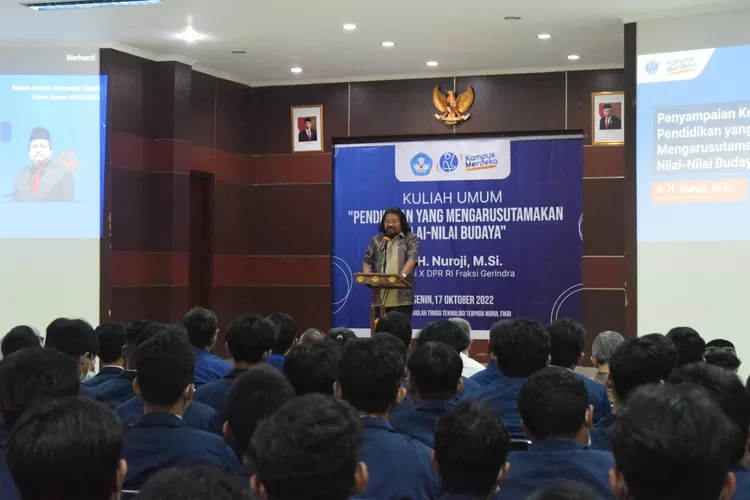 KULIAH UMUM : Anggota Komisi X DPR RI, Nuroji saat mengisi Kuliah Umum dengan tema 'Pendidikan yang Mengarusutamakan Nilai-nilai Budaya' di Sekolah Tinggi Teknologi Terpadu Nurul Fikri  di Jalan Lenteng Agung Raya, Jakarta Selatan, Senin (17/10). RICKY/RADARDEPOK