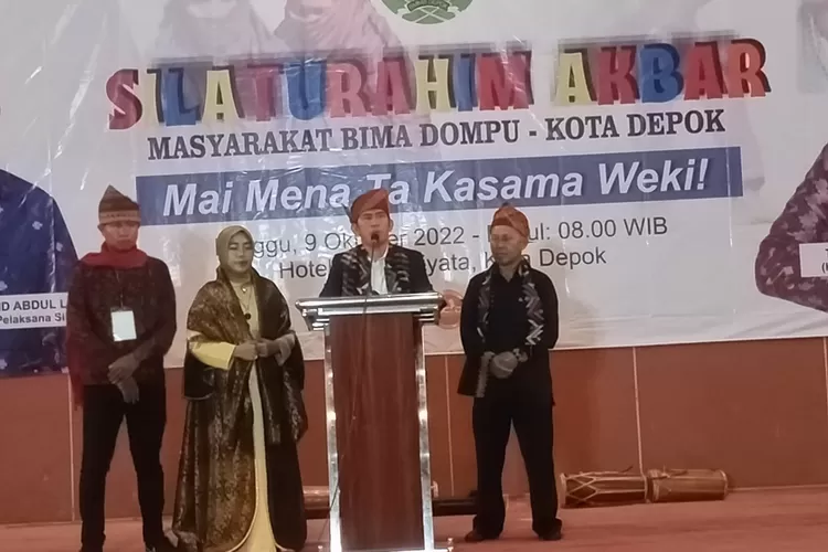 SAMBUTAN : Ketua Panitia, Mujahid A. Latief didampingi panitia saat sambutan dalam agenda Masyarakat Bima Dompu mengadakan Silaturahmi Akbar bertajuk ‘Mai Mena Ta Kasama Weki!’ di Hotel Bumi Wiyata, Jalan Raya Margonda, Kecamatan Beji, Kota Depok, Jawa Barat, Minggu (08/10). Istimewa