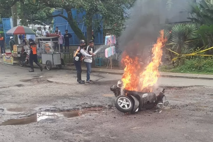KEBAKAR : Penampakan sebuah motor vespa matic senilai Rp20 juta lebih terbakar di Jalan Boulevard GDC, Selasa (18/10). ANDIKA EKA/RADAR DEPOK