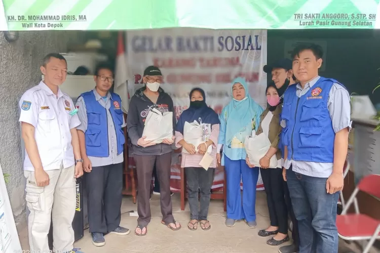 BANTUAN : Karang Taruna Kelurahan Pasir Gunung Selatan, Kecamatan Cimanggis, gelar bakti sosial pembagian sembako kepada masyarakat, Sabtu (22/10). ANDIKAEKA/RADAR DEPOK