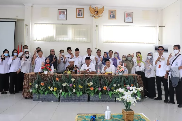 KEGIATAN : Puluhan Aparatur Sipil Negara (ASN) Kecamatan Tapos mengadakan pengajian bulanan, sebagai upaya pembangunan karakter religius di aula Kecamatan Tapos. ANDIKA EKA/RADAR DEPOK