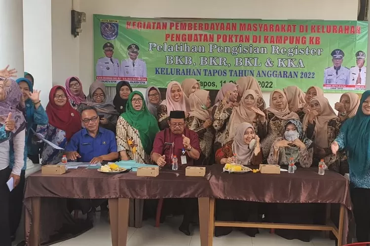 PELATIHAN : kelurahan Tapos adakan  pelatihan pengisian register Bina Keluarga balita (BKB), Bina Keluarga Remaja (BKR), dan Bina Keluarga Lansia (BKL) di kampung Keluarga Berkualitas (KB) RW16, kamis (13/10). ANDIKA EKA/RADAR DEPOK