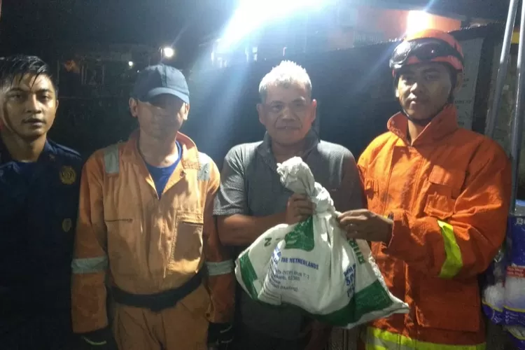  EVAKUASI : Petugas damkar Kota Depok berhasil evakuasi sarang tawon di Jalan Jatijajar RT7/2, Kelurahan Jatijajar, Kecamatan Tapos, Kota Depok. ANDIKA EKA/RADAR DEPOK 