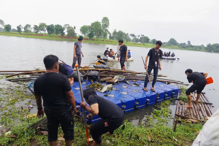 BERSIHKAN : Gotong-royong bersama RW14 Bojongsari di Situ Tujuh Muara Bojongsari, Minggu (2/10). ALDY RAMA/RADAR DEPOK