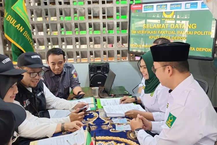 PENGAWASAN : Komisioner Bawaslu Kota Depok, Dede Selamet Permana saat turun melakukan pengawasan Verfak di Kantor Sekretariat PBB di Jalan Raya Kalimulya Kebon Duren Nomor 84 RT001/002 Kelurahan Kalimulya, Kecamatan Cilodong. RICKY/RADAR DEPOK