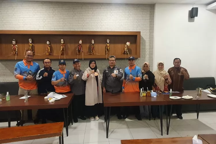OLAHRAGA: Ketua KORMI Kota Depok, M. Olik Abdul Holik dan jajaran pengurus, serta Panitia Formakot 2022 saat menggelar pertemuan di salah satu rumah makan di Bilangan Margonda Kota Depok, Jumat (14/10). RICKY/RADARDEPOK