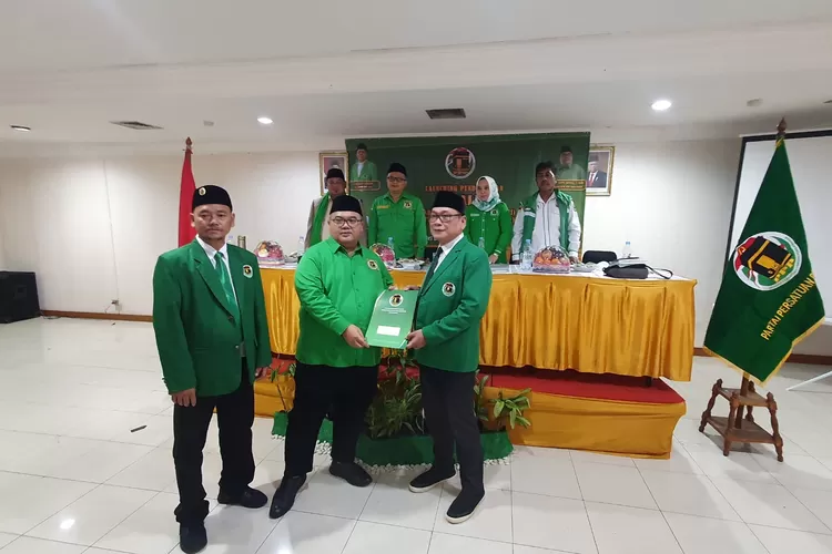 PENYERAHAN : Didampingi Sekretaris DPC PPP Kota Depok, Mamun Pratama dan disaksikan pengurus DPW PPP Jawa Barat dan legislator PPP Kota Depok, Qonita Lutfiyah, Ketua DPC PPP Kota Depok, Mazhab HM menerima secara simbolis formulir pendaftaran Bacaleg Pjs. PPP dari Ketua DPW PPP Jawa Barat, Pepep Saeful Hidayat di Hotel Bumi Wiyata, Kecamatan Beji, Kota Depok, Minggu (16/10). RICKY/RADARDEPOK
