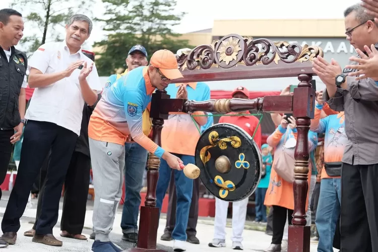 PEMBUKAAN : Wakil Walikota Depok, Imam Budi Hartono secara simbolis memukul gong untuk membuka FORMAKOT Depok IV tahun 2022, di Lapangan Balaikota Depok, Jalan Raya Margonda, Kelurahan Depok, Kecamatan Pancoranmas, Jumat (21/10). PUTRI AISYAH/RADAR DEPOK