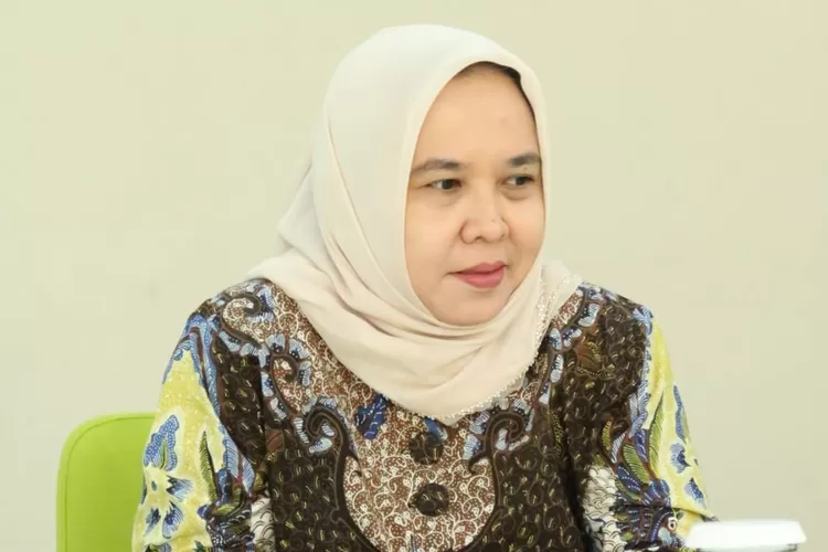 BATIK : Anggota DPRD Kota Depok, Qonita Lutfiyah saat rapat mengenakan batik. Istimewa