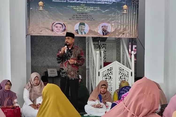 SAMBUTAN : Anggota DPRD Kota Depok dari Fraksi Gerindra, Edi Masturo saat memberikan sambutan dalam Perayaan Maulid Nabi Muhammad SAW yang diselenggarakan Majelis Taklim Ibu-ibu Masjid Akbar Alhidayah, Rawa Denok RT02/01 Kelurahan Rangkapanjaya Baru, Kecamatan Pancoranmas, Minggu (23/10). RICKY/RADARDEPOK