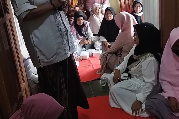 SAMBUTAN : Putra Ustadzah HJ. Rusydah Arief, yakni Fahmi Khaidir yang juga Bacaleg DPRD Kota Depok untuk Dapil Kota Depok 2 (Beji, Cinere, Limo) dari PKB saat memberikan sambutan. Istimewa