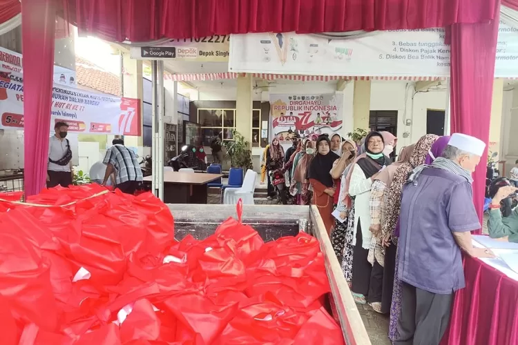KEGIATAN: Disdagin Kota Depok mengadakan pasar murah dengan total 360 paket ke tiga lokasi berbeda di Depok pada Selasa (6/9/2022). DISDAGIN for RADAR DEPOK.