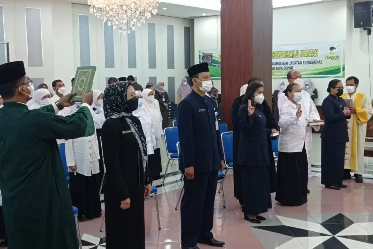 DILANTIK : Pelantikan dan  pengambilan sumpah jabatan ASN dalam jabatan fungsional lingkungan pemerintah Kota Depok di Gedung Balaikota Depok pada 11 April 2022. BKPSDM DEPOK FOR HARIAN RADAR DEPOK.