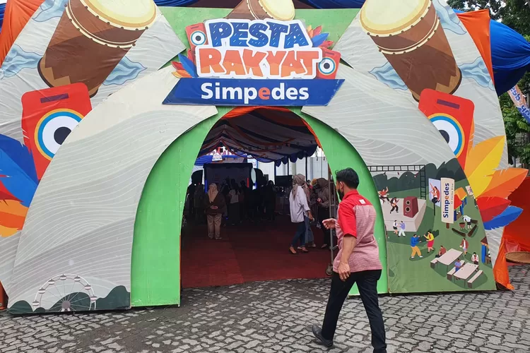 PESTA RAKYAT : Pintu masuk ke dalam Pesta Rakyat Simpedes 2022 yang diselenggarakan di Balai Prajurit KKO, Cilandak, Jakarta Selatan, Rabu (26/10). RICKY/RADARDEPOK