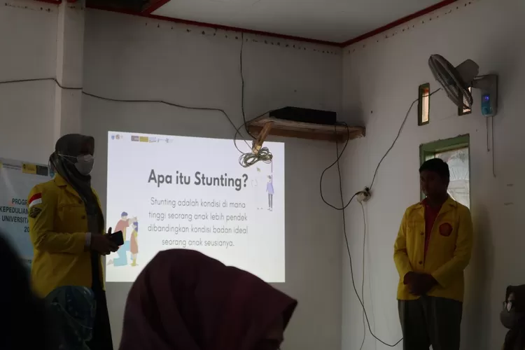 PENGABDIAN : Mahasiswa FH UI dan FKM UI saat sosialisasi stunting Sosialisasi pencegahan stunting bagi ibu hamil di Desa Kalanganyar, Kecamatan Labuan, Kabupaten Pandeglang, Banten. Istimewa