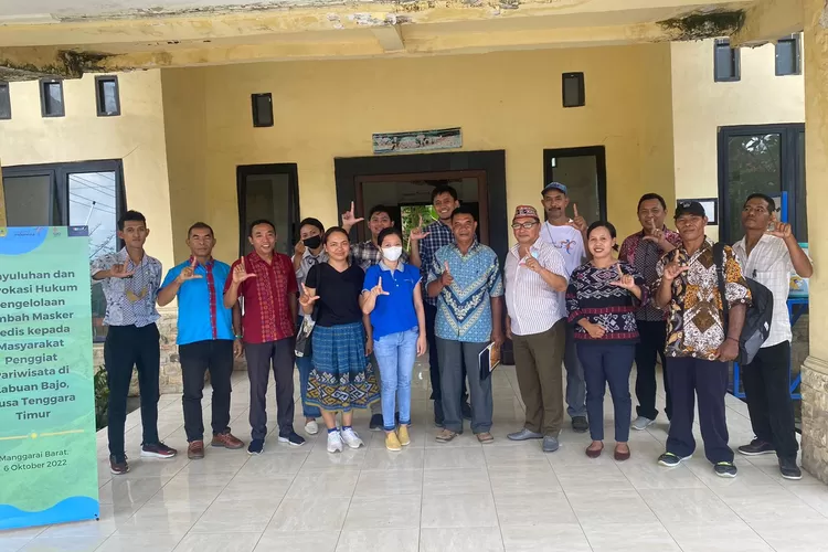 PENGABDIAN : Tim PKM FH UI saat melaksanakan tri dharma perguruan tinggi dengan menggelar pengabdian masyarakat mengenai pengelolaan limbah masker di Labuan Bajo, Kabupaten Mangggarai. Istimewa