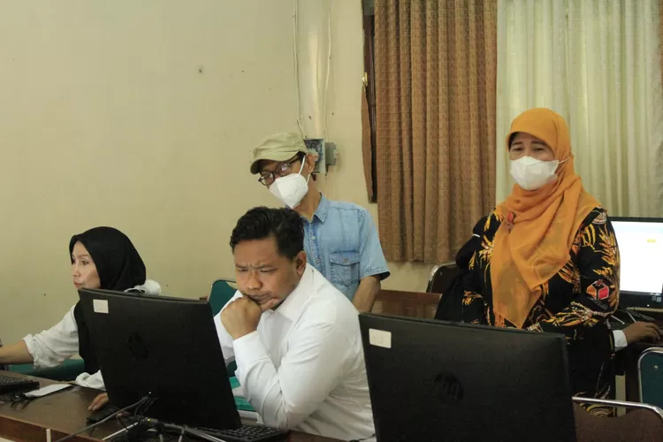 PENGAWASAN : Ketua Bawaslu Kota Depok, Luli Barlini saat mengawasi jalannya tes tertulis untuk calon anggota Panwascam di SMP Negeri 2 Kota Depok, Jalan Bangau Raya, Nomor 246, Kelurahan Depok Jaya, Kecamatan Pancoranmas, Jawa Barat, Sabtu (15/10). Istimewa