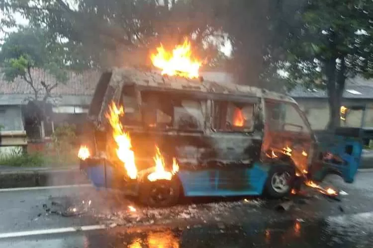 KEBAKARAN : Angkutan kota (angkot) hangus terbakar saat melintas di Jalan Raya Jakarta-Bogor, tepatnya di Simpangan Depok. ANDIKA EKA/RADAR DEPOK
