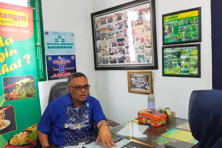 KONSULTASI : Markiyat Berlian buka konsultasi bagi wirausaha baru di Kantor AIKD, Jalan Merdekam, Sukmajaya, Kota Depok.