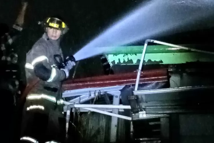 PEMADAMAN : Damkar Kota Depok menjinakkan si Jago Merah yang membakar sebuah Mushola Attawibin RT7/4 Kelurahan Ratu Jaya, Kecamatan Cipayung, dini hari tadi. ANDIKA EKA/RADAR DEPOK