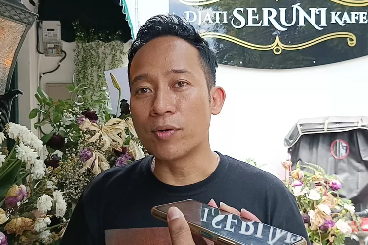 REKOMENDASI : Artis Nasional Denny Cagur saat diwawancara soal kerennya Djati Seruni Kafe, yang berlokasi di Perumahan Jatijajar, Kota Depok, Sabtu (30/10).